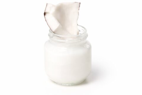 Olej kokosowy – naturalny tłuszcz, który warto mieć w kuchni i nie tylko