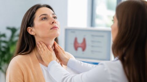 Kobieta dotykająca szyi w okolicach tarczycy podczas badania