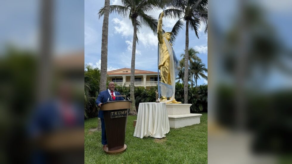 Złoty Trump w Miami. Przy polu golfowym stanął „Don Colossus”