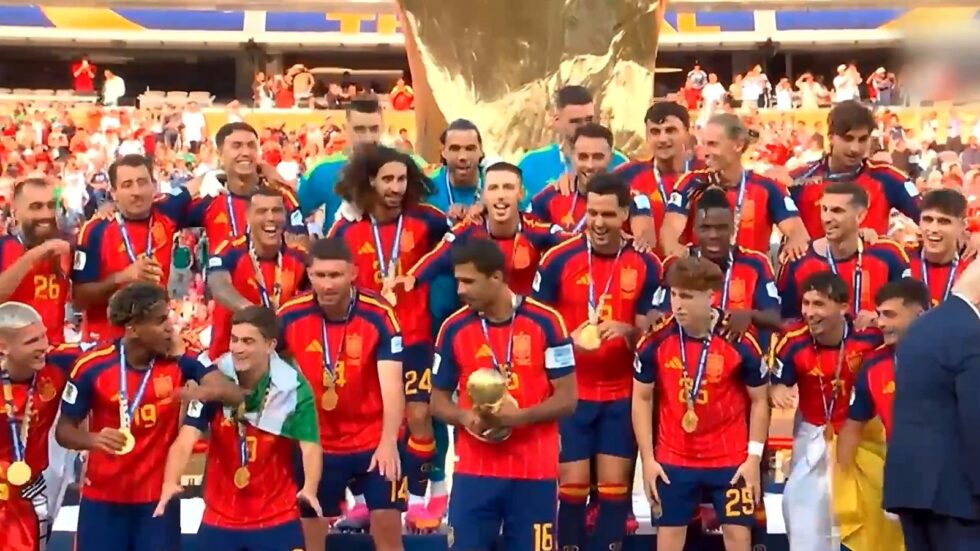 CZERWONA KARTKA, DOGRYWKA I GOL TORRESA! HISZPANIA MISTRZEM ŚWIATA