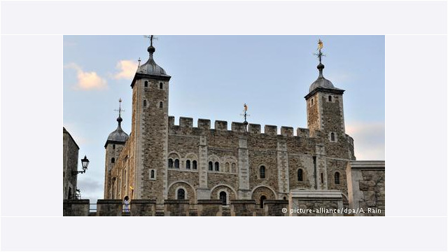 Tower of London, wybudowana w roku 1066 przez Wilhelma Zdobywcę, służyła między innymi jako rezydencja i więzienie. Jednym z najciekawszych miejsc dla turystów jest skarbiec pełen królewskich klejnotów. Brytyjska Korona Państwowa, insygnium ceremonialne królowej, najczęściej opuszcza pomieszczenie. Turyści wówczas na jej miejscu widzą tabliczkę z napisem: "W użyciu". Fot. Źródło: dw.de