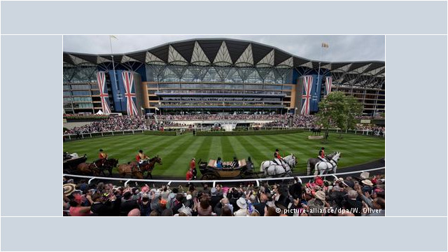 Royal Ascot
Królowa uwielbia konie, które też hoduje. Royal Ascot, znane na całym świecie prestiżowe wyścigi, są obowiązkowym punktem programu Jej Królewskiej Wysokości. Każdego roku w czerwcu otwiera 5-dniowe wydarzenie. Na wyścigach uwaga skupiona jest nie tylko na najszybszych koniach, ale także na kolorze kapelusza królowej. Fot. Źródło: dw.de