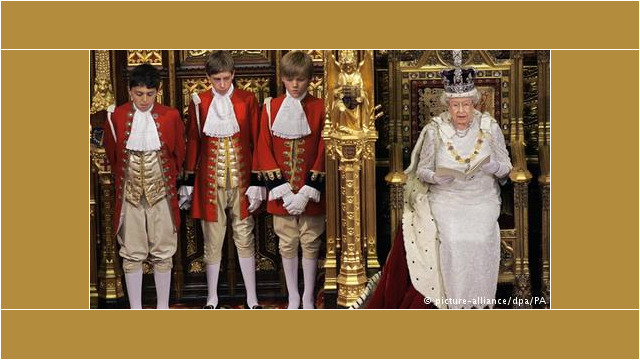 Pałac Westminsterski
Królowa nosi Brytyjską Koronę Państwową każdego roku podczas otwarcia obrad parlamentu w Pałacu Westminsterskim w Londynie. Chociaż obiekt rządowy jest pałacem królewskim, monarchini może tam wchodzić jedynie po to, by tradycyjnie rozpocząć sesję. Tutaj to politycy mają głos. Pałac Westminsterski nad brzegiem Tamizy jest dostępny dla turystów, którzy mogą przyglądać się publicznym debatom. Fot. Źródło: dw.de