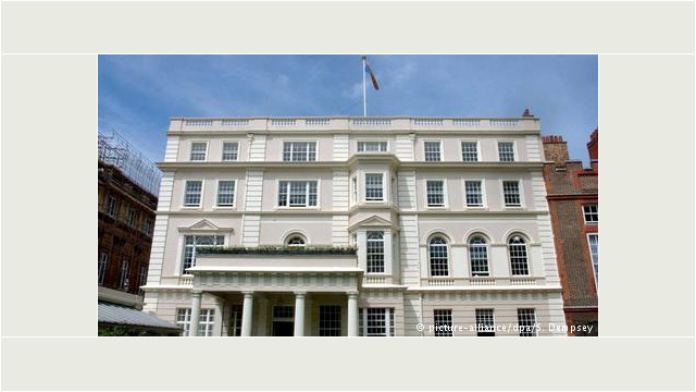 Clarence House
Przed wstąpieniem na tron Elżbieta II spędziła ze swoim mężem trochę czasu w Clarence House niedaleko Pałacu Buckingham w Londynie. Dziś, dom ten służy jako oficjalna rezydencja jej syna, Karola oraz jego żony, Camilli. Każdego roku w sierpniu odbywa się tu oprowadzanie turystów po pięciu pokojach oficjalnych na parterze. Fot. Źródło: dw.de