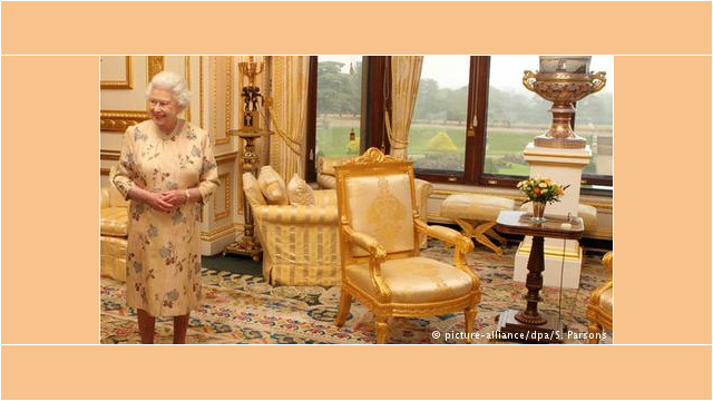 Zamek Windsor
W zamku Windsor koło Londynu królowa zatrzymuje się głównie w weekendy. Zamek został wybudowany tysiąc lat temu przez Wilhelma Zdobywcę i od tego czasu jest nieprzerwanie zamieszkany. Turyści mogą tutaj obejrzeć komnaty oraz kaplicę św. Jerzego, gdzie pochowano dziesięciu brytyjskich monarchów, między innymi Henryka VIII i jego trzecią żonę, Jane Seymour. Fot. Źródło: dw.de