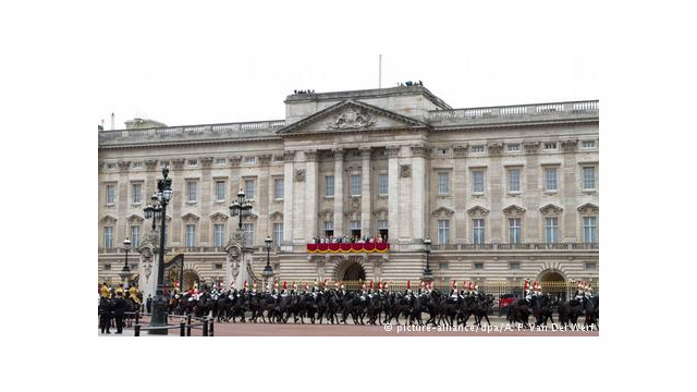 Pałac Buckingham -
Elżbieta II nie mieszka, ona REZYDUJE. Jej siedzibą jest Pałac Buckingham w Londynie. Obiekt ma 775 pokojów, w tym prywatne oraz liczne reprezentacyjne. 19 z nich można oglądać w sierpniu i wrześniu, gdy królowa jedzie na urlop. Fot. dw.de