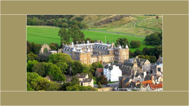 Pałac Holyroodhouse
Oficjalną szkocką rezydencją królowej jest pałac Holyroodhouse w Edynburgu. Przebywa tu podczas ceremonii państwowych oraz oficjalnych wizyt. Obiekt jest znany przede wszystkim z tego, że rezydowała tu Maria Stuart. Rządy najsłynniejszej królowej Szkocji miały raczej burzliwy przebieg, zakończony ścięciem w 1587 roku za spisek i zdradę królowej Elżbiety I. Fot. dw.de