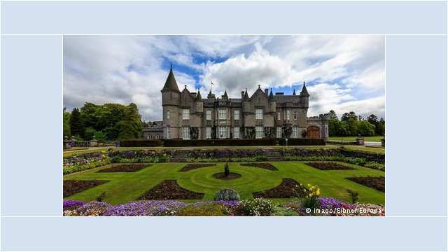 Zamek Balmoral
Już jako dziecko, Elżbieta II regularnie przyjeżdżała tu z rodzicami na szkockie wakacje. Także dzisiaj królowa spędza w nim letni urlop. Bardzo lubi pikniki, spotkania z przyjaciółmi i spacery z psami. Od kwietnia do lipca niewielka część zamku jest otwarta dla turystów, którzy mogą też obejrzeć park i ogrody. Fot. dw.de