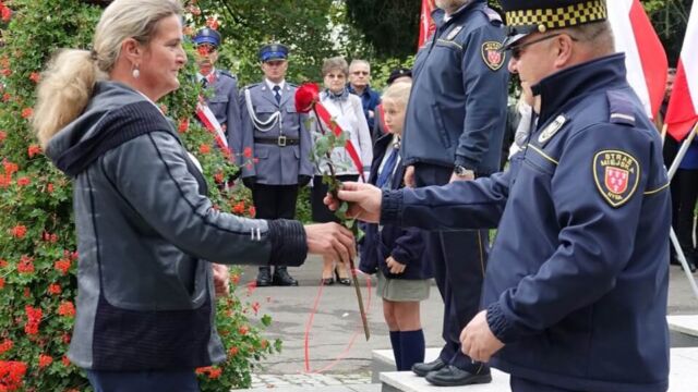 Nysa. Obchody 80. rocznicy agresji sowieckiej. Nie o skromną jedną czerwoną różę tu chodzi, jaką przynieśli delegaci partii, która wydała miliony na zasypanie Opolszczyzny banerami i plakatami. Fot. Adam Mazguła Nysa. Obchody 80. rocznicy agresji sowieckiej. Nie o skromną jedną czerwoną różę tu chodzi, jaką przynieśli delegaci partii, która wydała miliony na zasypanie Opolszczyzny banerami i plakatami. Fot. Adam Mazguła
